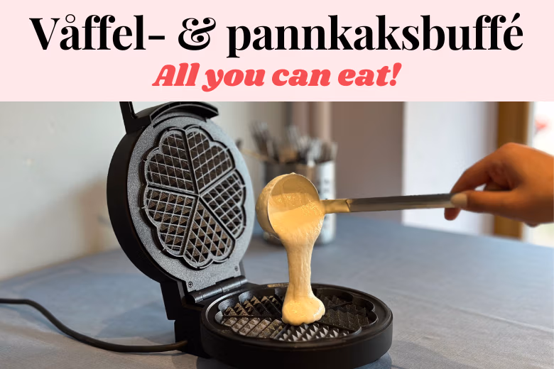 Nybakade våfflor med kulglass och topping – njut av våffelbuffé hos Augusta Glass i Limhamn.