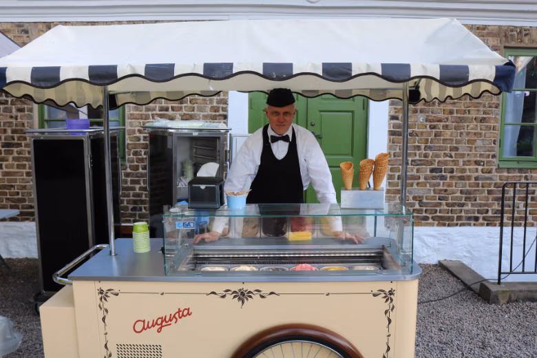 Hyr en glassvagn från Augusta Glass till bröllop, fest och företagsevent i hela Skåne.