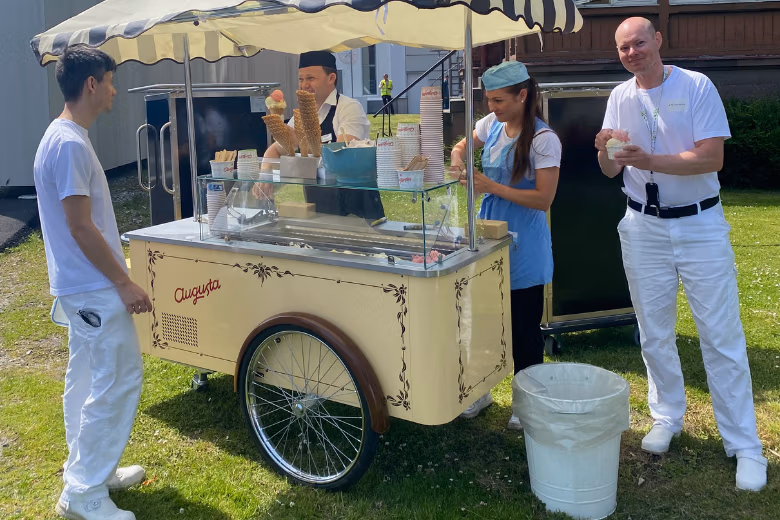 Hyr en glassvagn från Augusta Glass till bröllop, fest och företagsevent i hela Skåne.